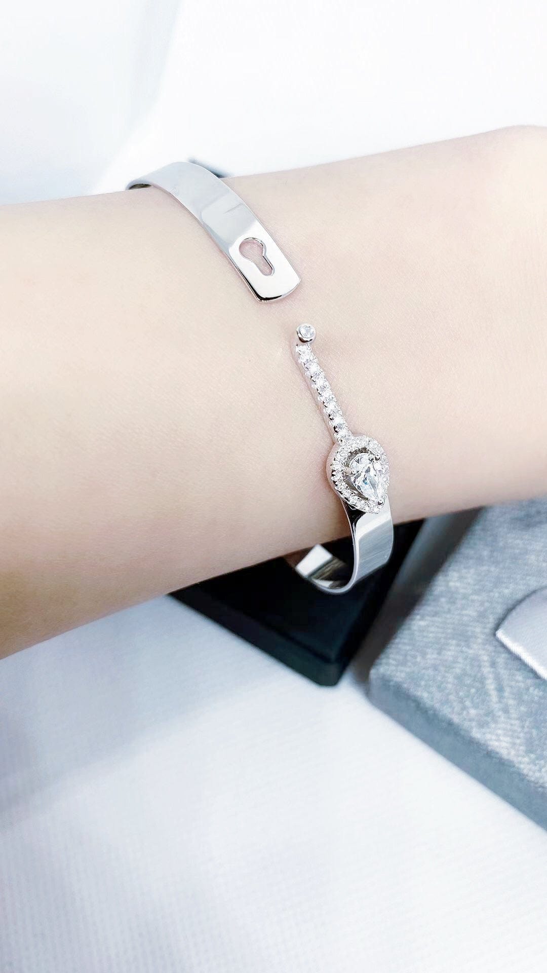 Bieauli Bracelet Silver Serpent Bracelet with Classic Teardrop Design Band