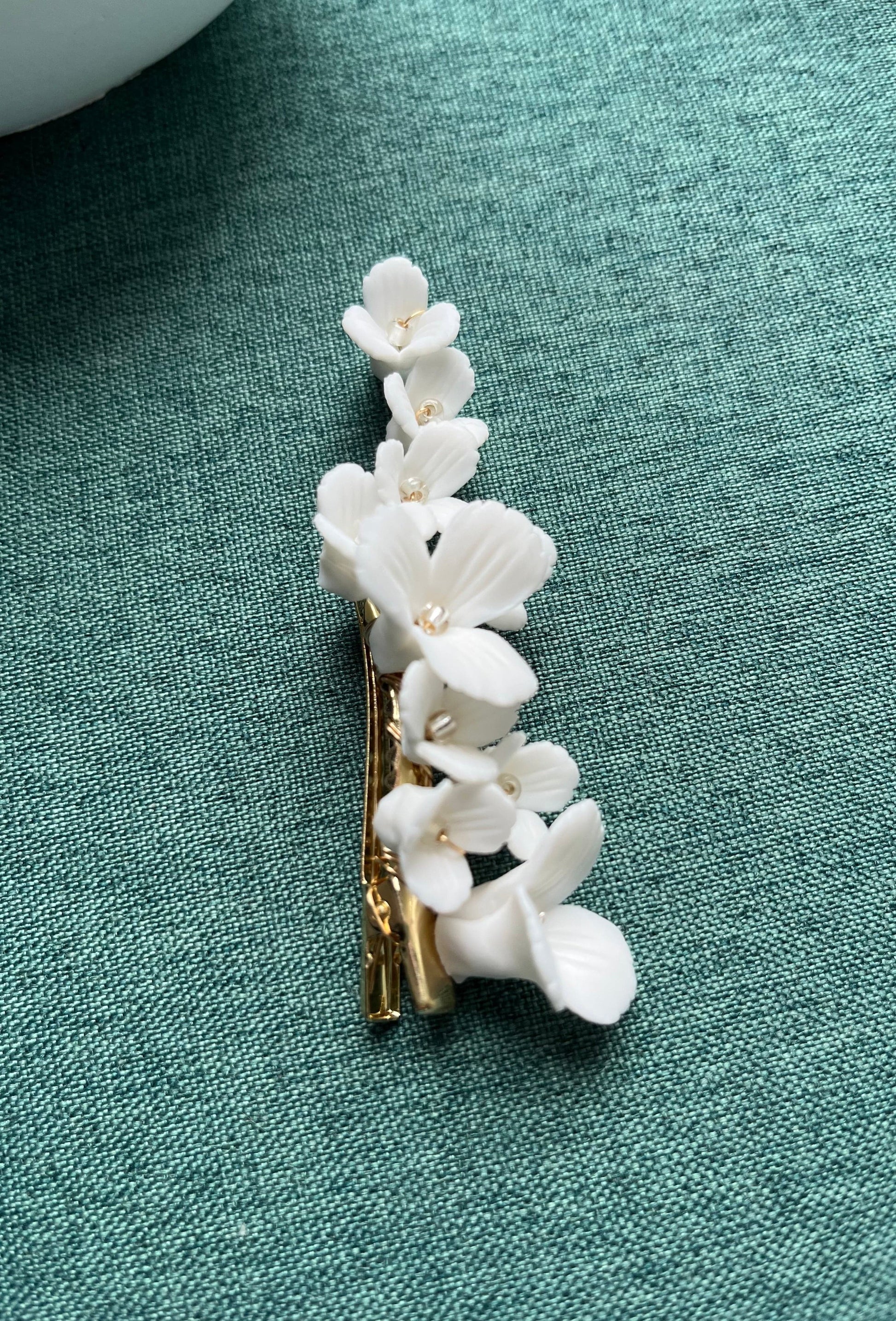 Bieauli Jewellery London hair accessories Gold Polymer Clay Flower Hair Clip Bridal Floral Hair Clip Wedding Ceramic White Flower Hair Clip Bridesmaid Flower Clay Hair Jewelry