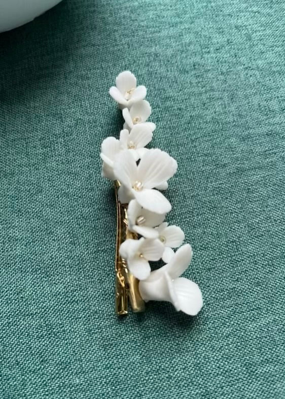 Bieauli Jewellery London hair accessories Polymer Clay Flower Hair Clip Bridal Floral Hair Clip Wedding Ceramic White Flower Hair Clip Bridesmaid Flower Clay Hair Jewelry